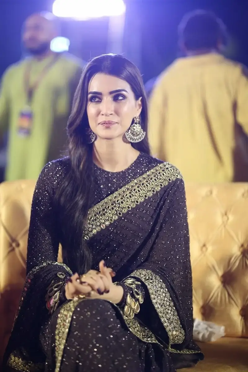 ACTRESS KRITI SANON IN BLACK SAREE AT ADIPURUSH MOVIE PRE RELEASE EVENT 2